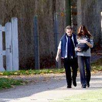 Nicolas Sarkozy and wife Carla Bruni taking a stroll with Giulia | Picture 113936